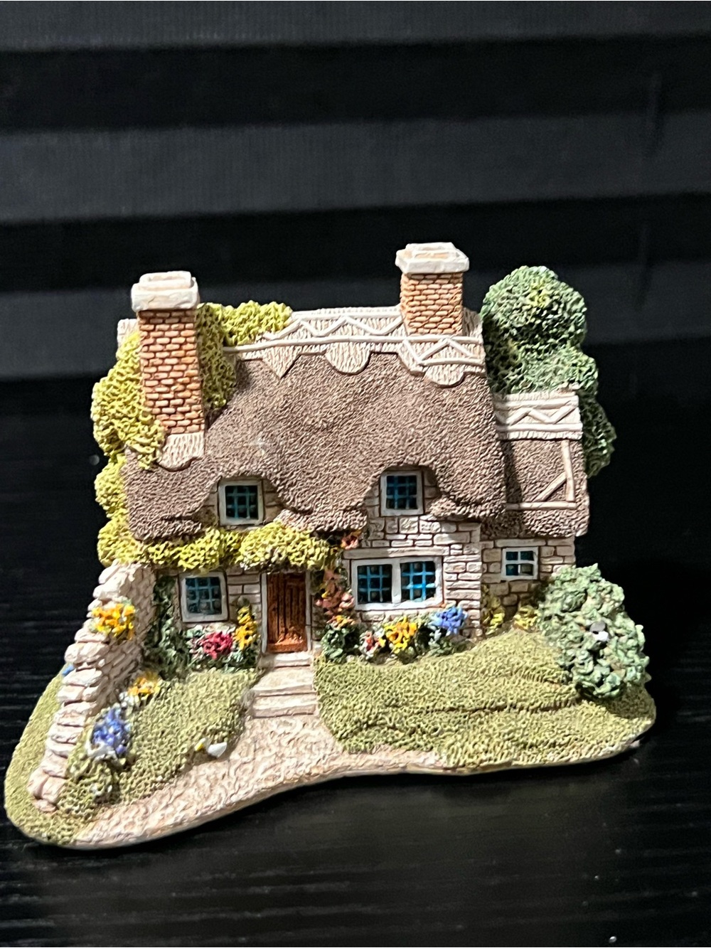 Derwent-Le-Dale miniature cottage figurine by Lilliput Lane